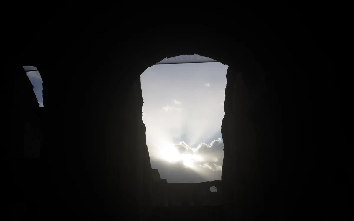 昏暗的建筑开口,外面透进光线。