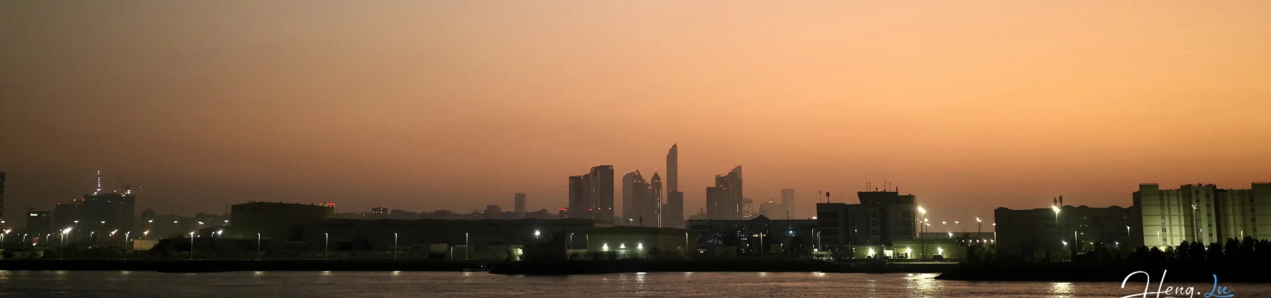 أفق مدينة عند الغروب، بعدسة Lu Heng